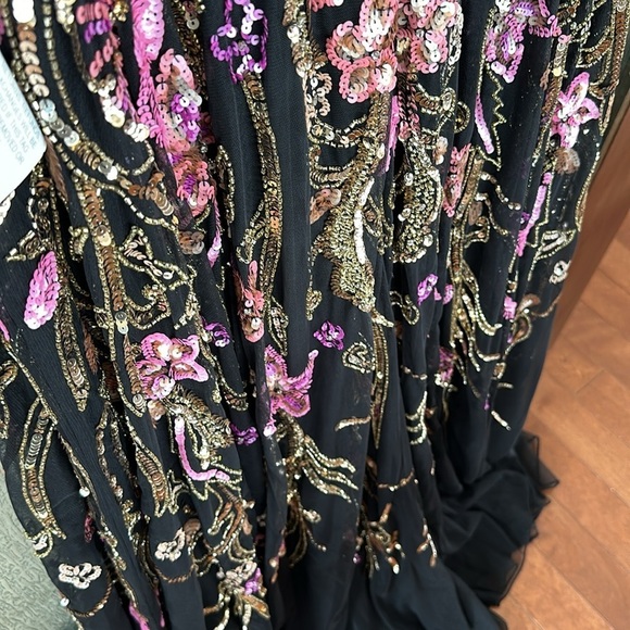 Mac Duggal V NECK FLORAL EMBELLISHED SPAGHETTI STRAP GOWN in black multi size 22 - Picture 17 of 17